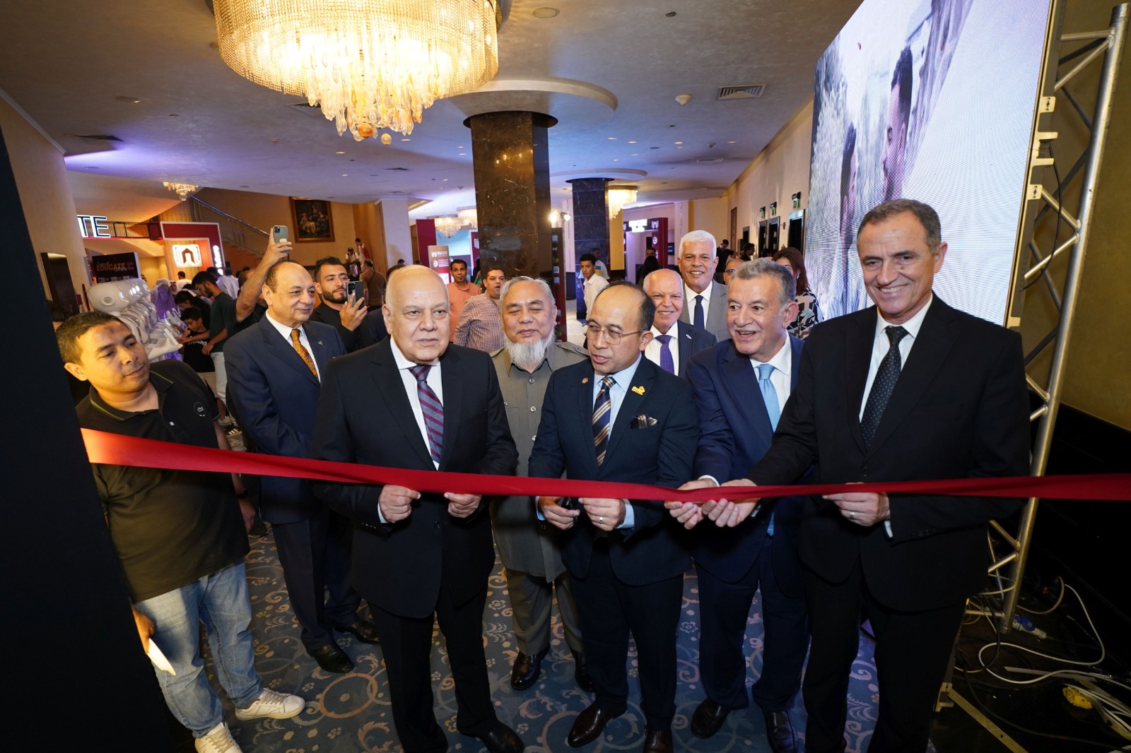 وسط حضور كبير لرؤساء وممثلي الجامعات.. إقبال طلابى كبير للتعرف على برامج الجامعات الأهلية والتكنولوجية بملتقى (ايديوجيت2025)
