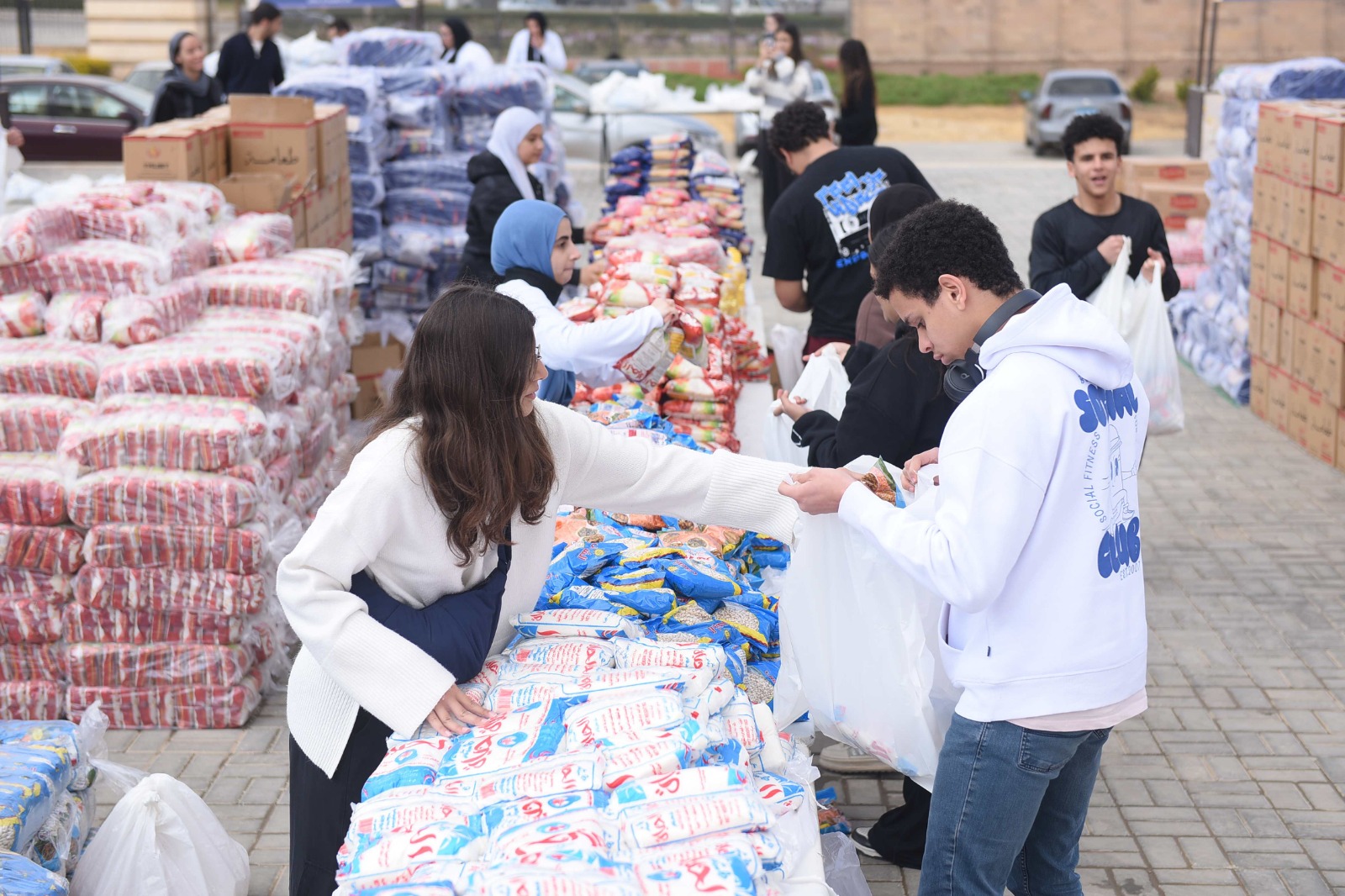 مبادرة طلابية بالجامعة الأمريكية بالقاهرة لتجهيز 6000 كرتونة رمضان للأسر الأولى بالرعاية