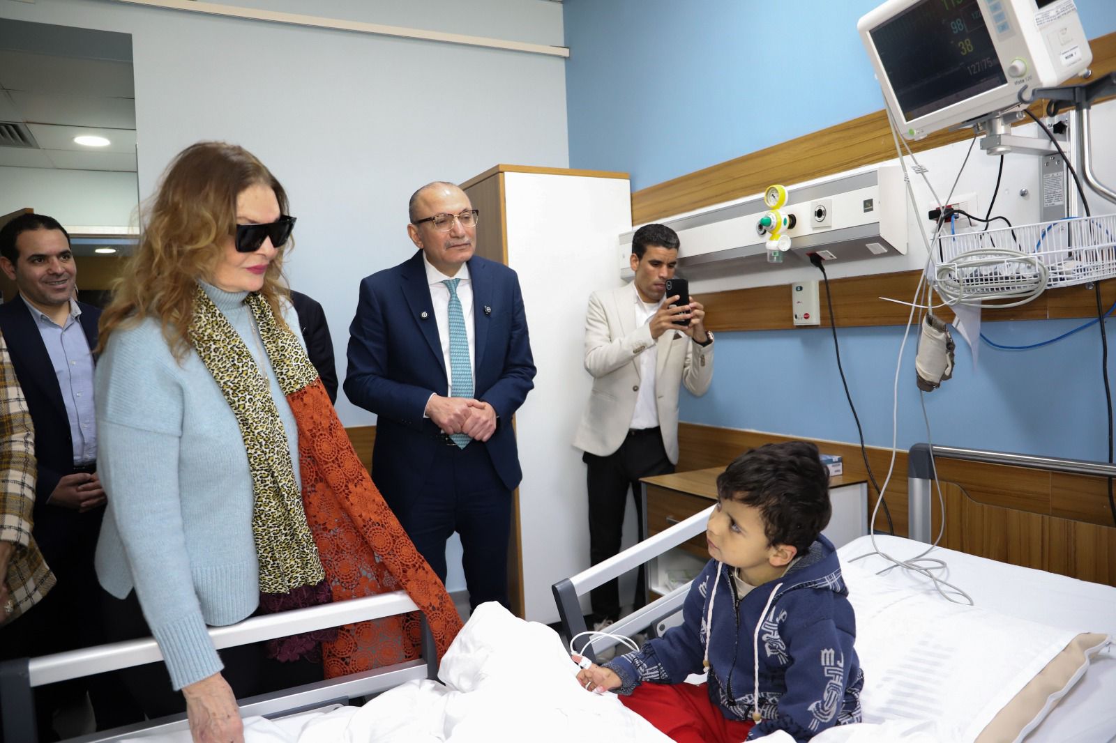 السفير التركي بالقاهرة يزور مستشفى “الناس” الخيري بشبرا الخيمة .. بمشاركة الفنانة يسرا